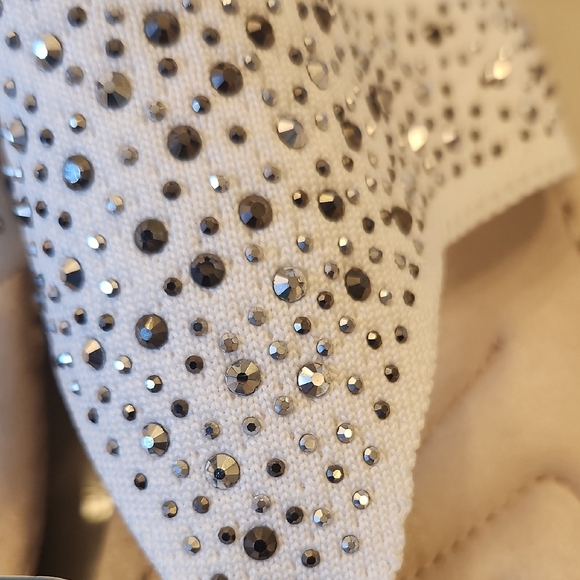 Cliffs by WHITE MOUNTAIN Sparkling White Thong Sandals NWT - Picture 3 of 6